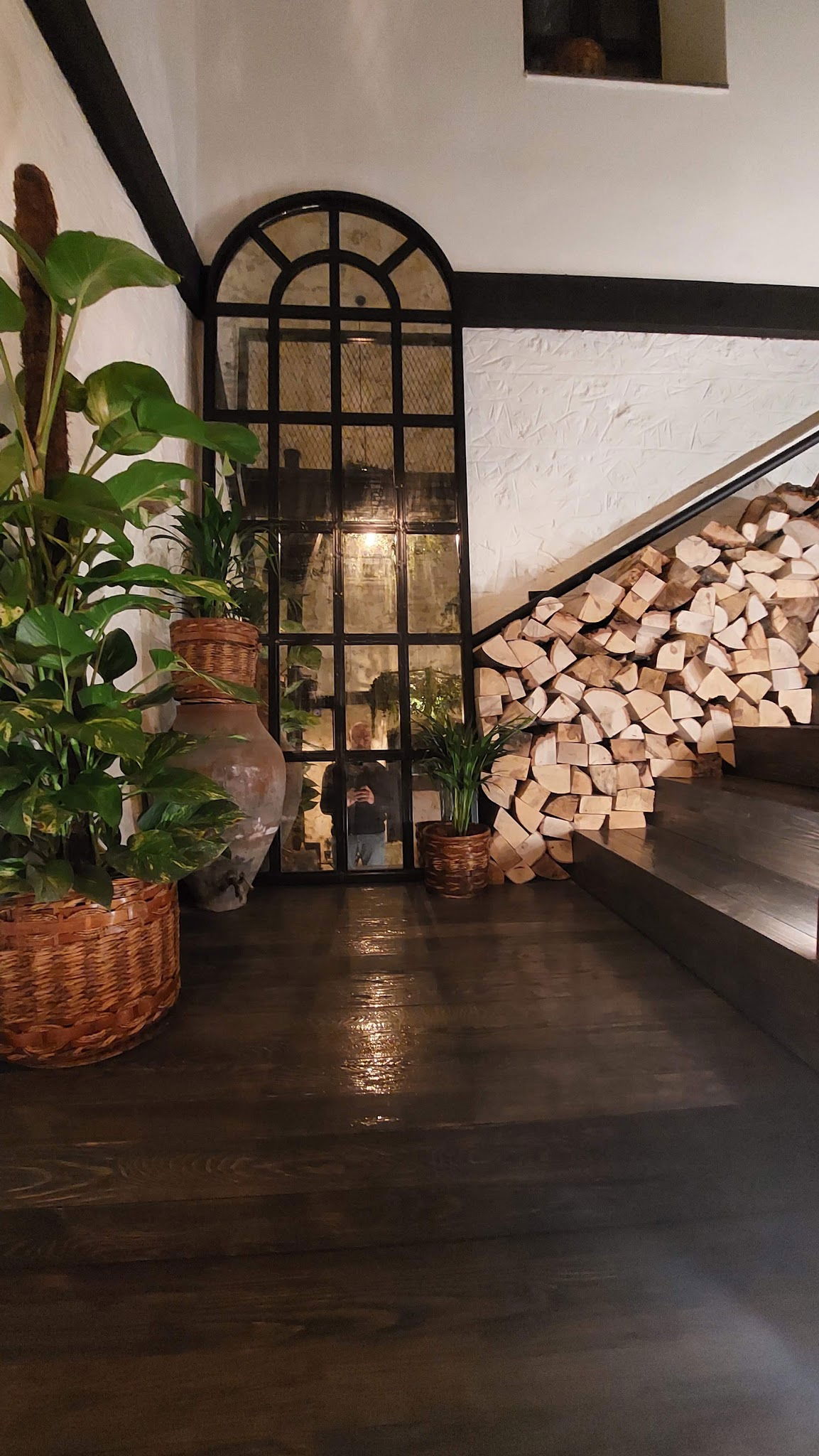 Mandjie Gastro Bar & Restaurant