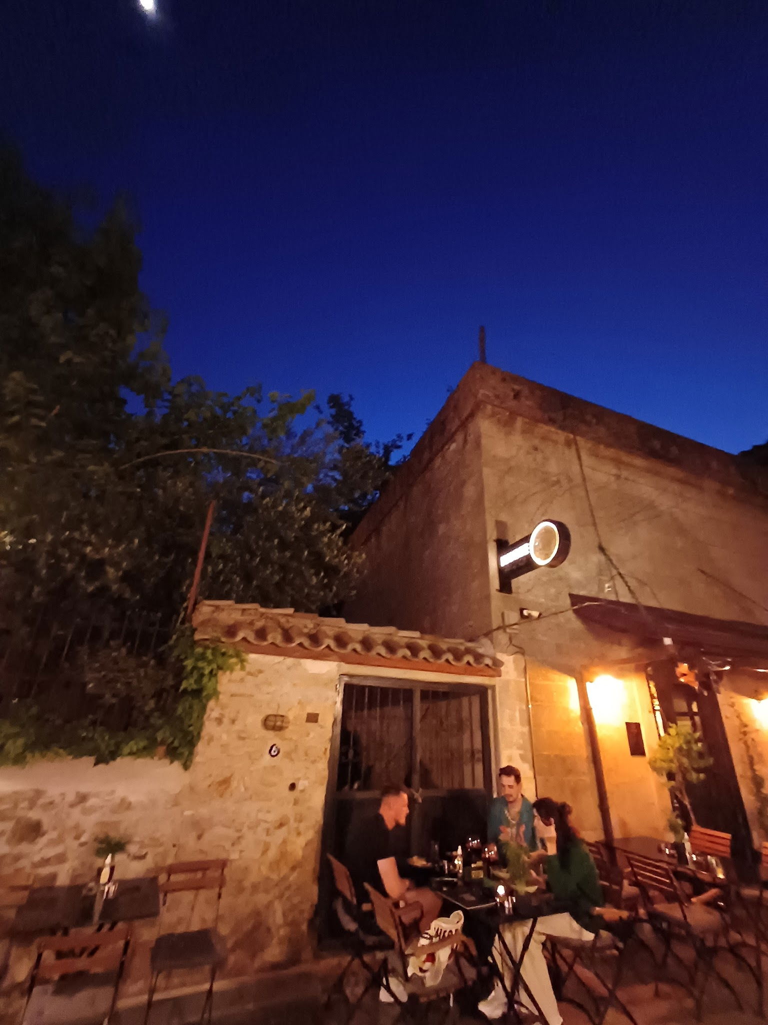 Mandjie Gastro Bar & Restaurant