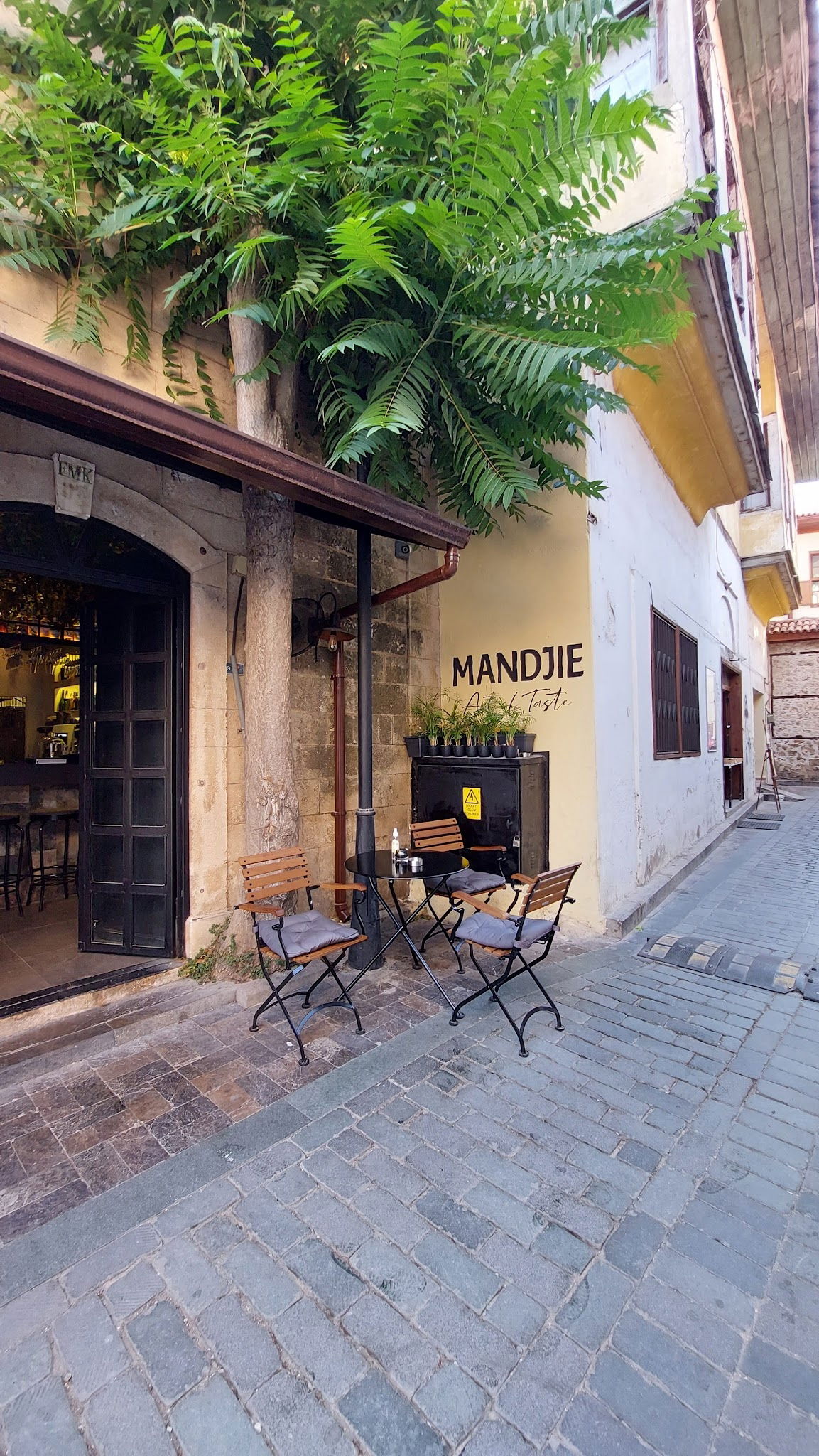 Mandjie Gastro Bar & Restaurant