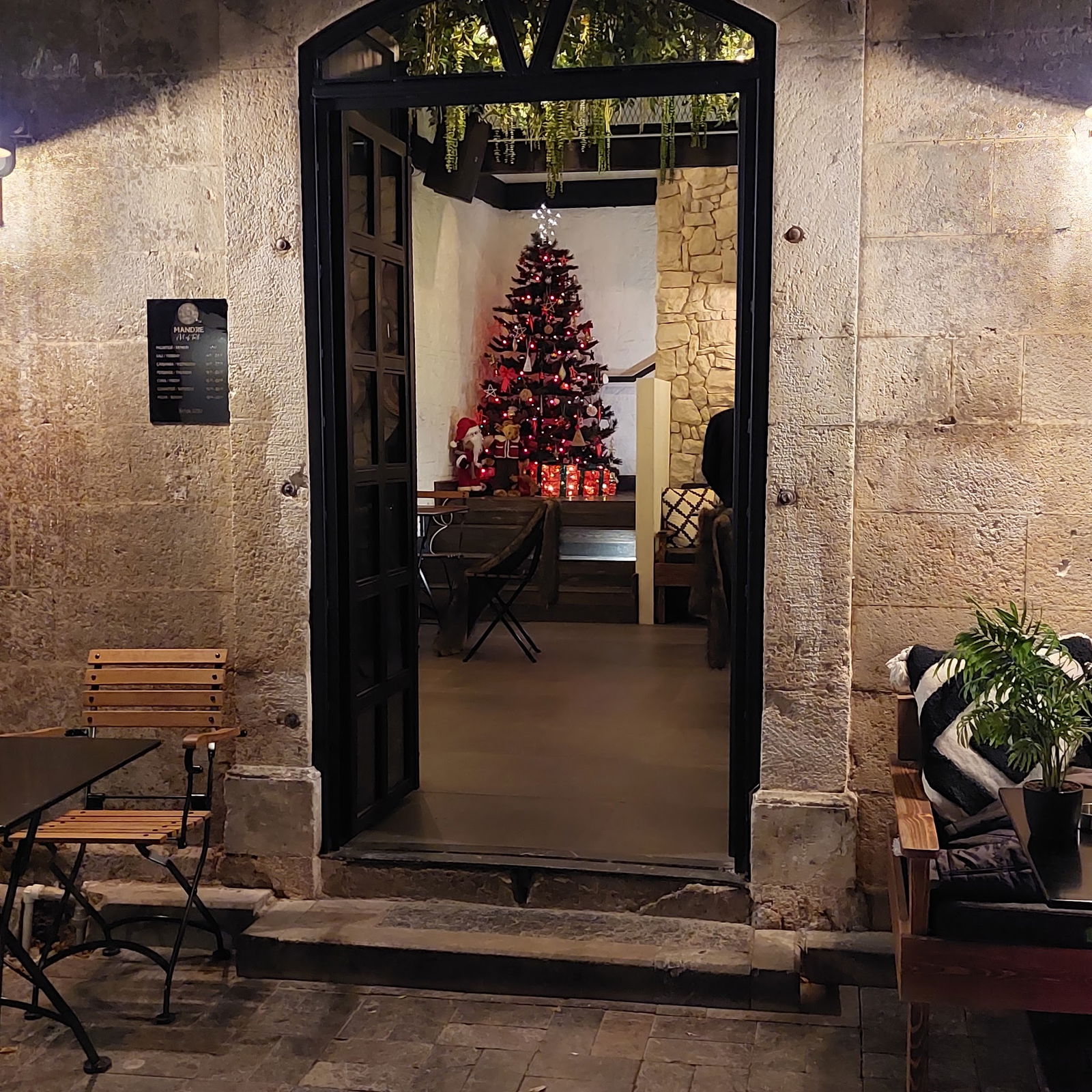 Mandjie Gastro Bar & Restaurant