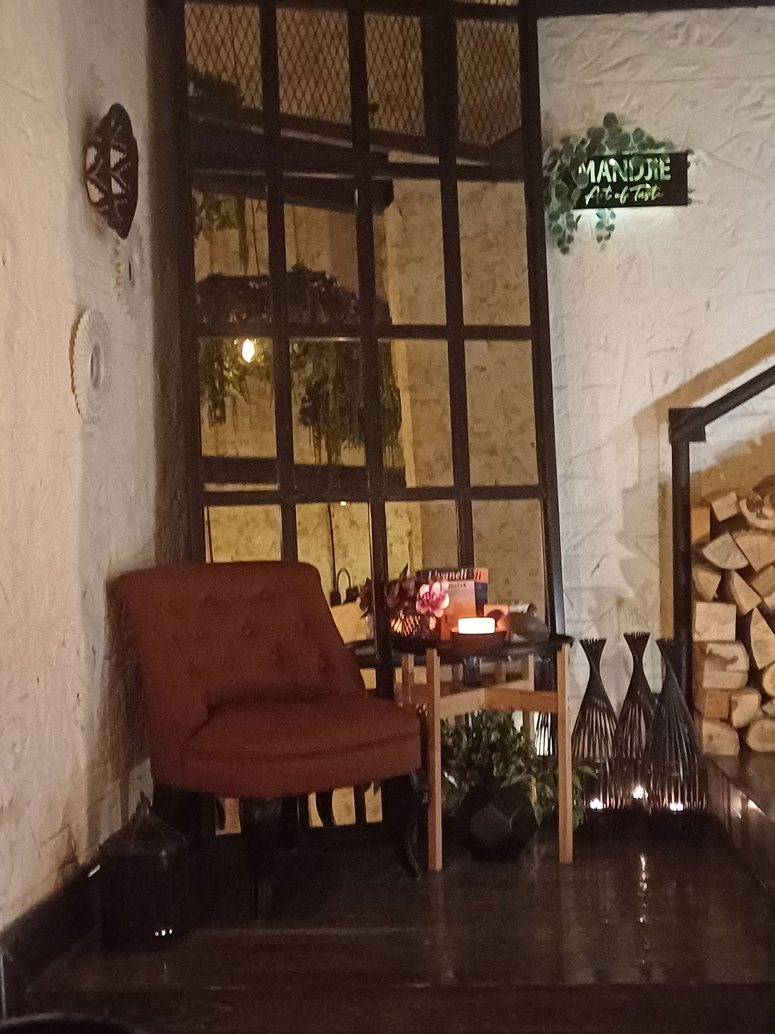 Mandjie Gastro Bar & Restaurant