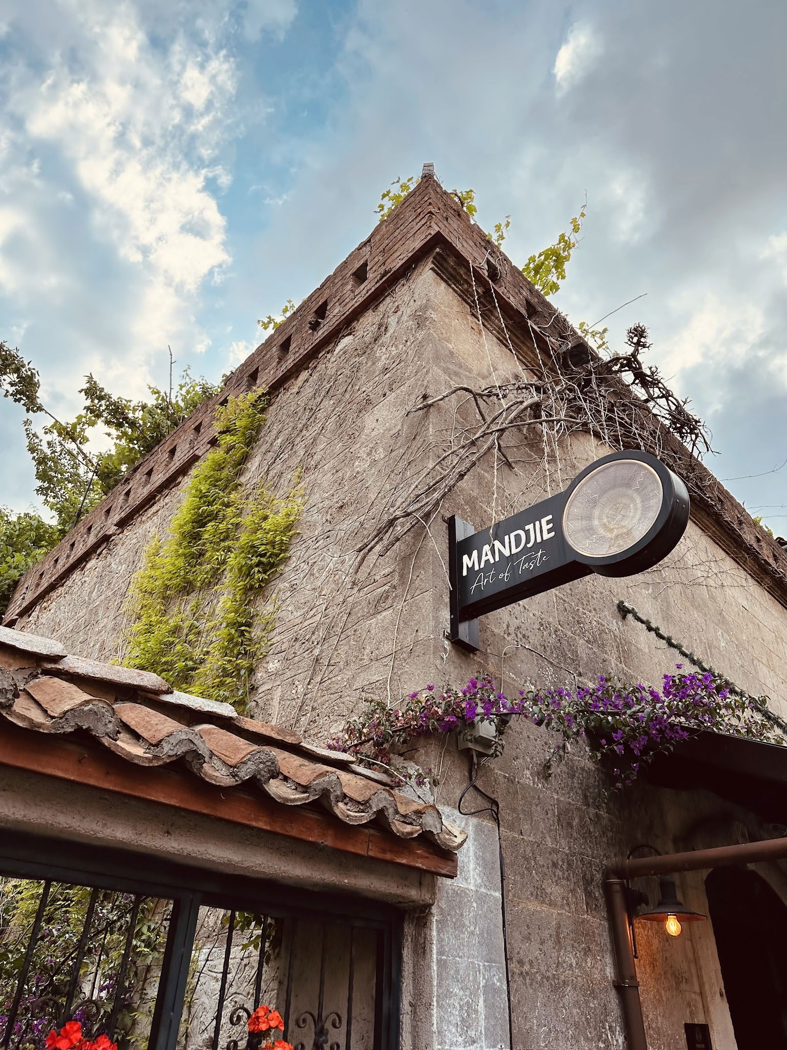 Mandjie Gastro Bar & Restaurant