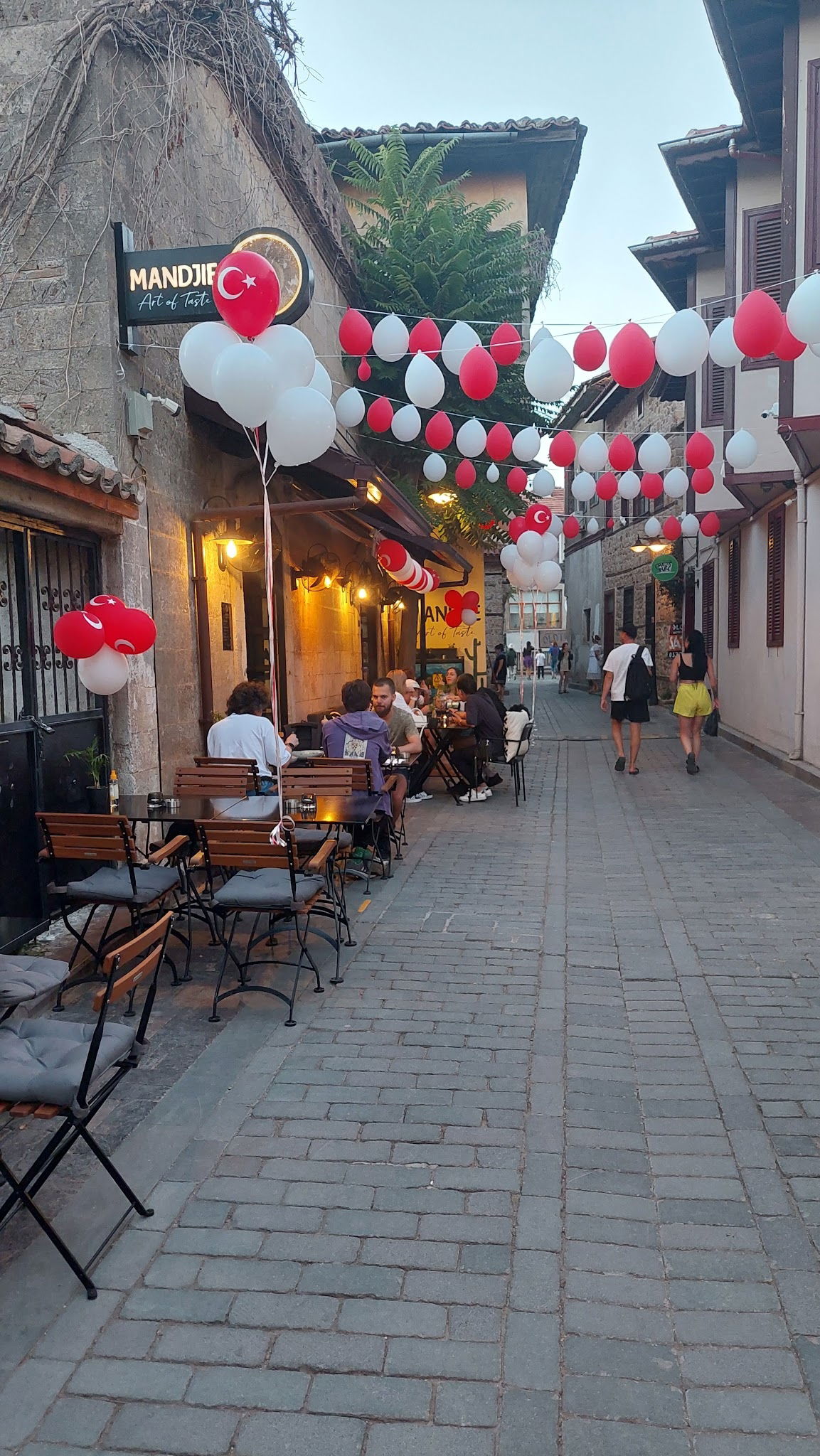 Mandjie Gastro Bar & Restaurant