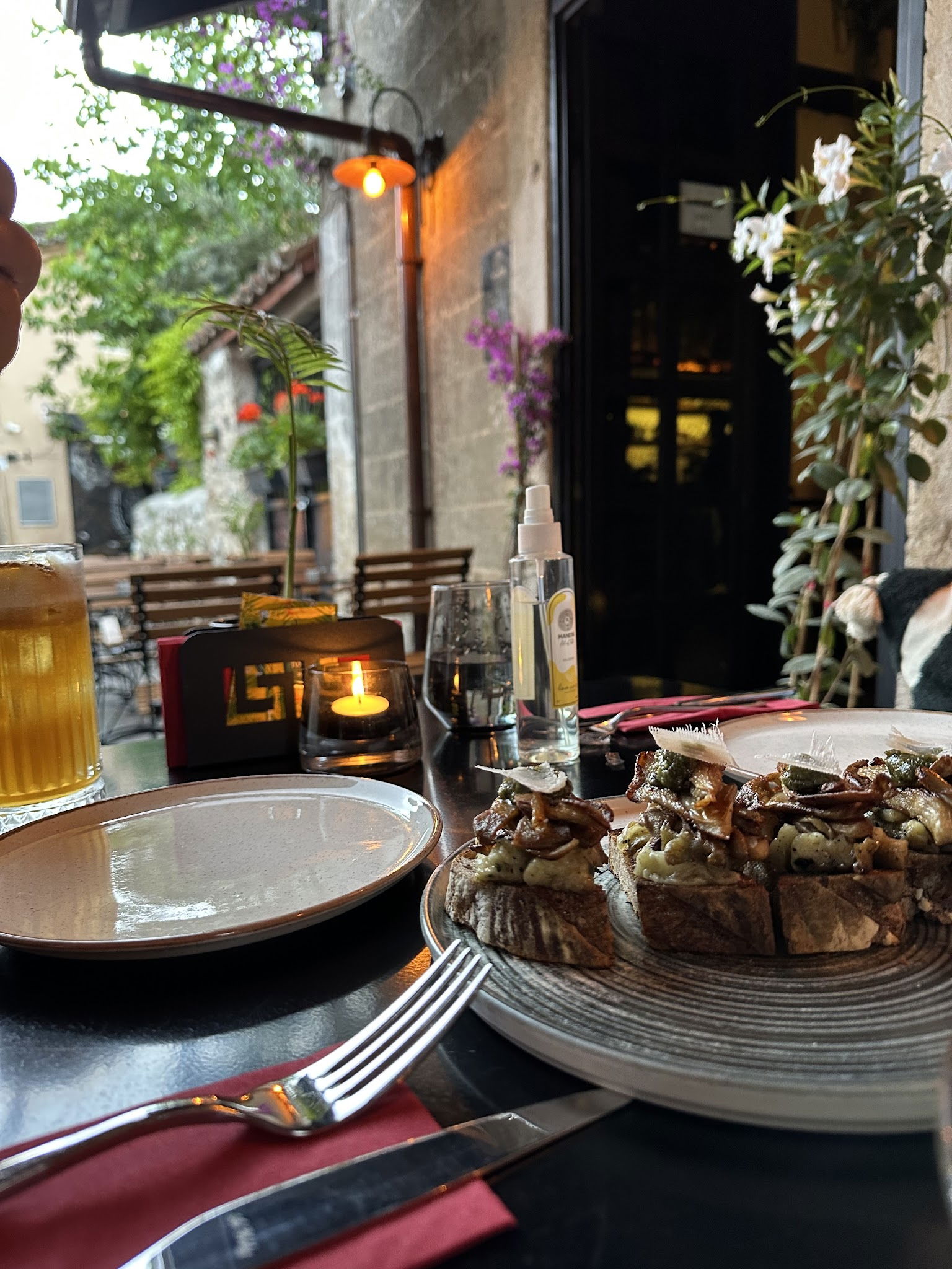 Mandjie Gastro Bar & Restaurant