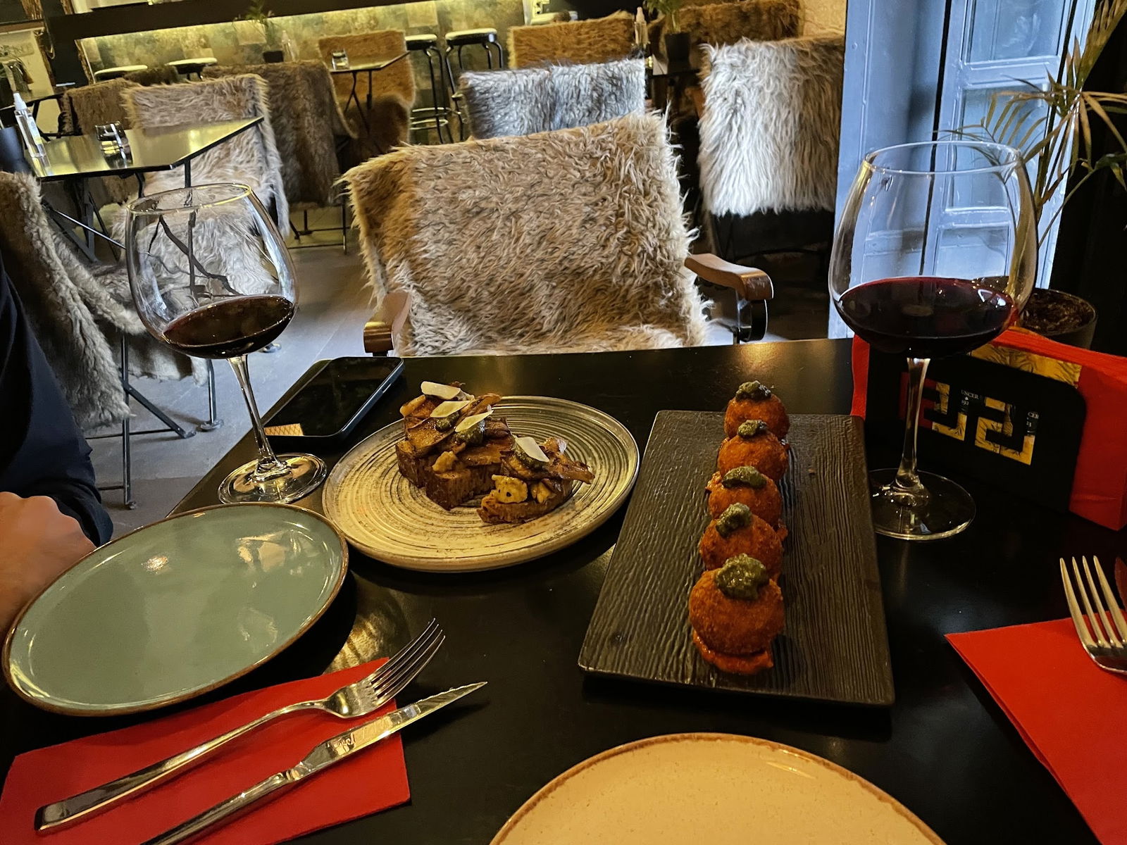 Mandjie Gastro Bar & Restaurant