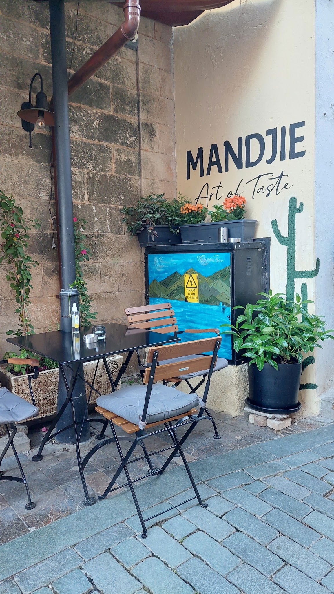 Mandjie Gastro Bar & Restaurant