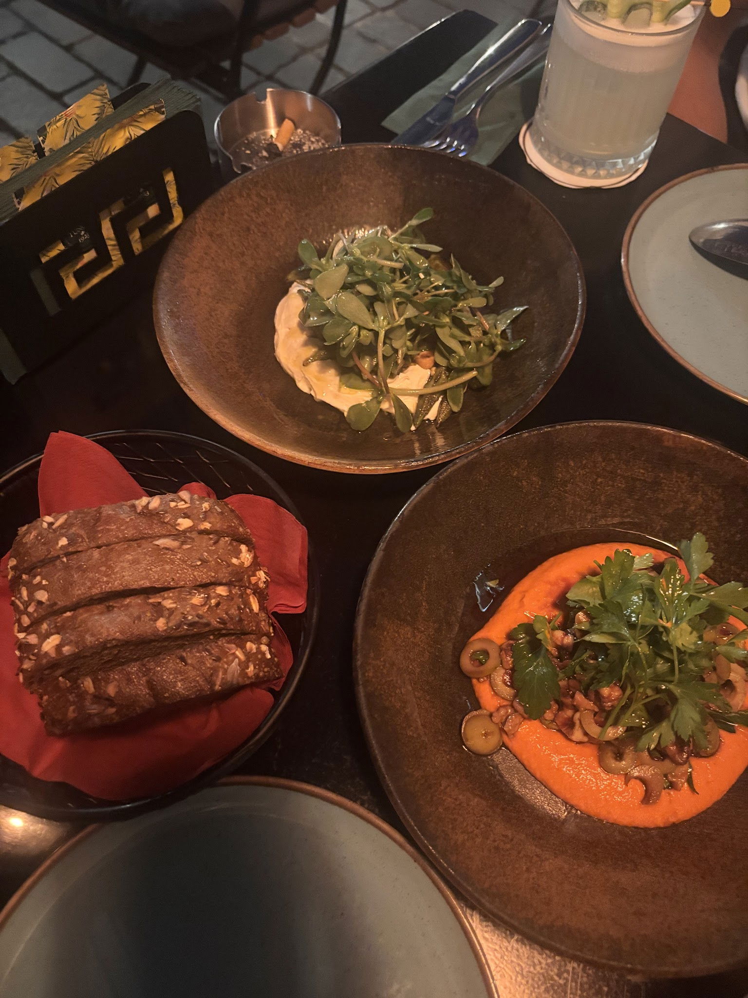 Mandjie Gastro Bar & Restaurant