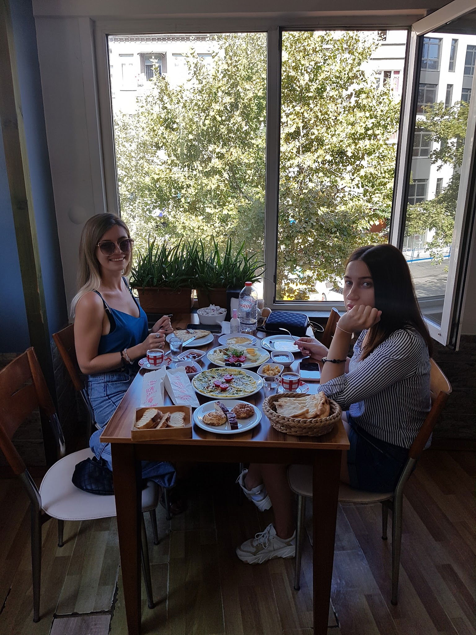 Van Ahtamara Beyoğlu Kahvalti Evi̇ (Turkish Breakfast - Турецкий Завтрак)