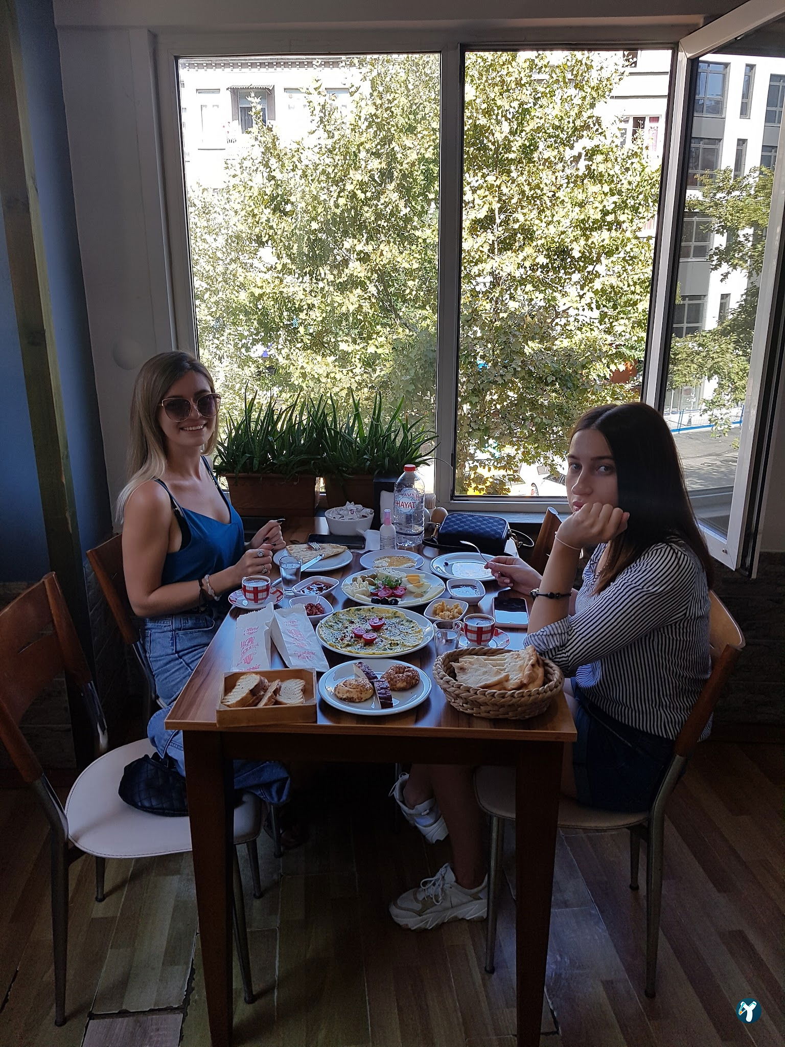 Van Ahtamara Beyoğlu Kahvalti Evi̇ (Turkish Breakfast - Турецкий Завтрак)