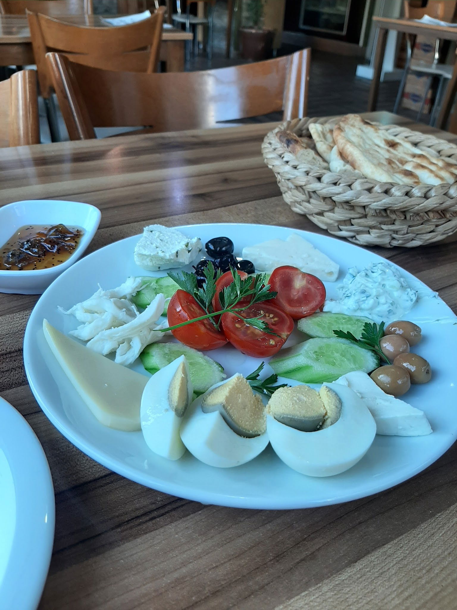 Van Ahtamara Beyoğlu Kahvalti Evi̇ (Turkish Breakfast - Турецкий Завтрак)