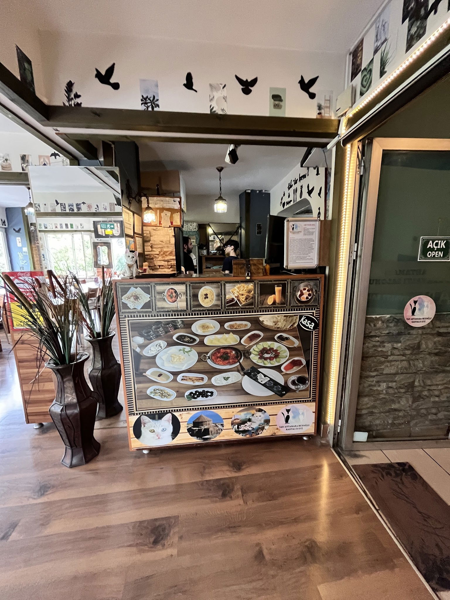 Van Ahtamara Beyoğlu Kahvalti Evi̇ (Turkish Breakfast - Турецкий Завтрак)