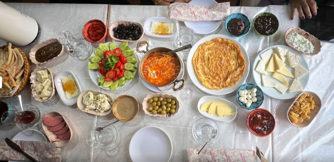 Van Ahtamara Beyoğlu Kahvalti Evi̇ (Turkish Breakfast - Турецкий Завтрак)