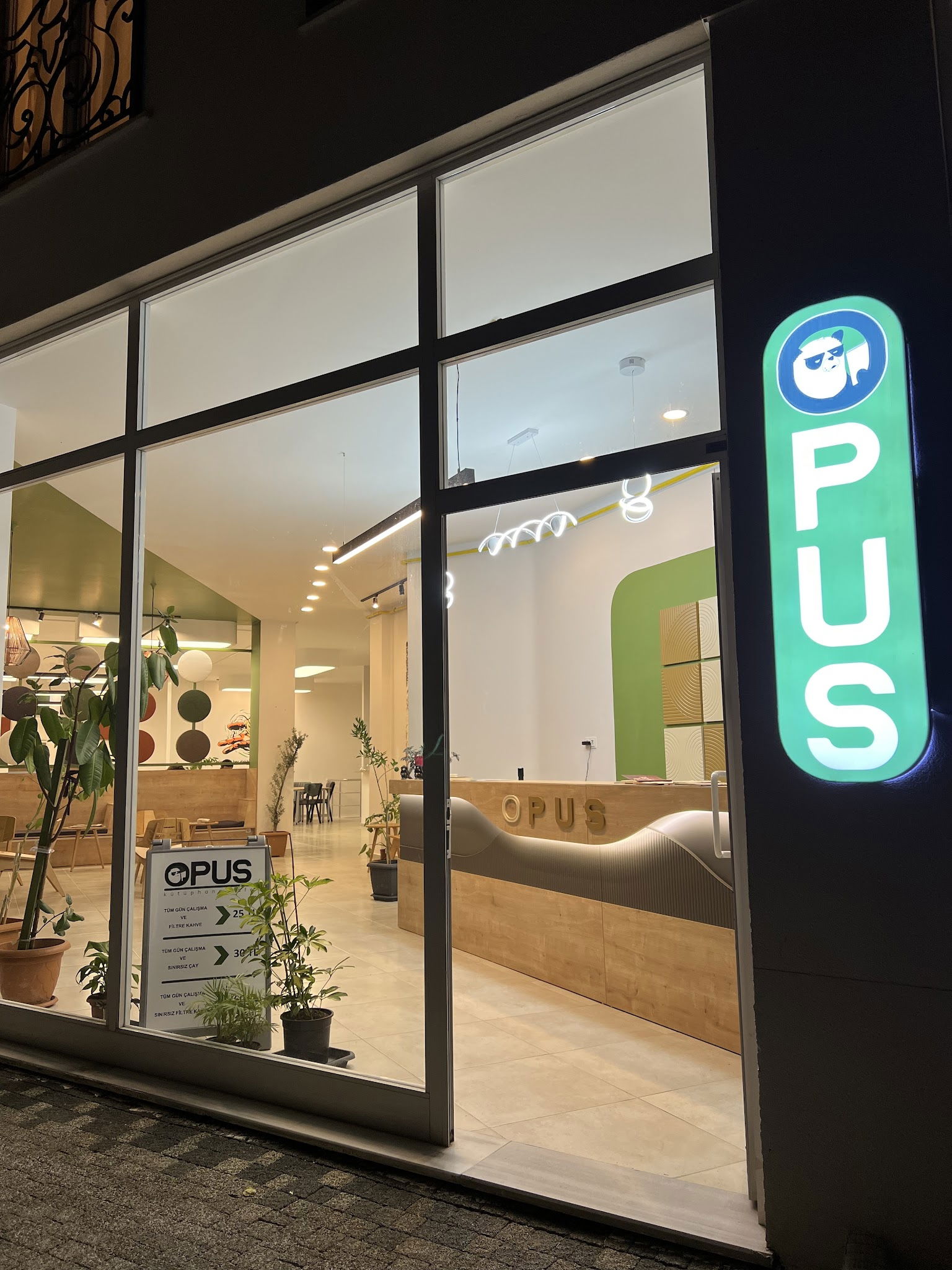 Opus Kütüphane Kafe Ve Deneme Merkezi