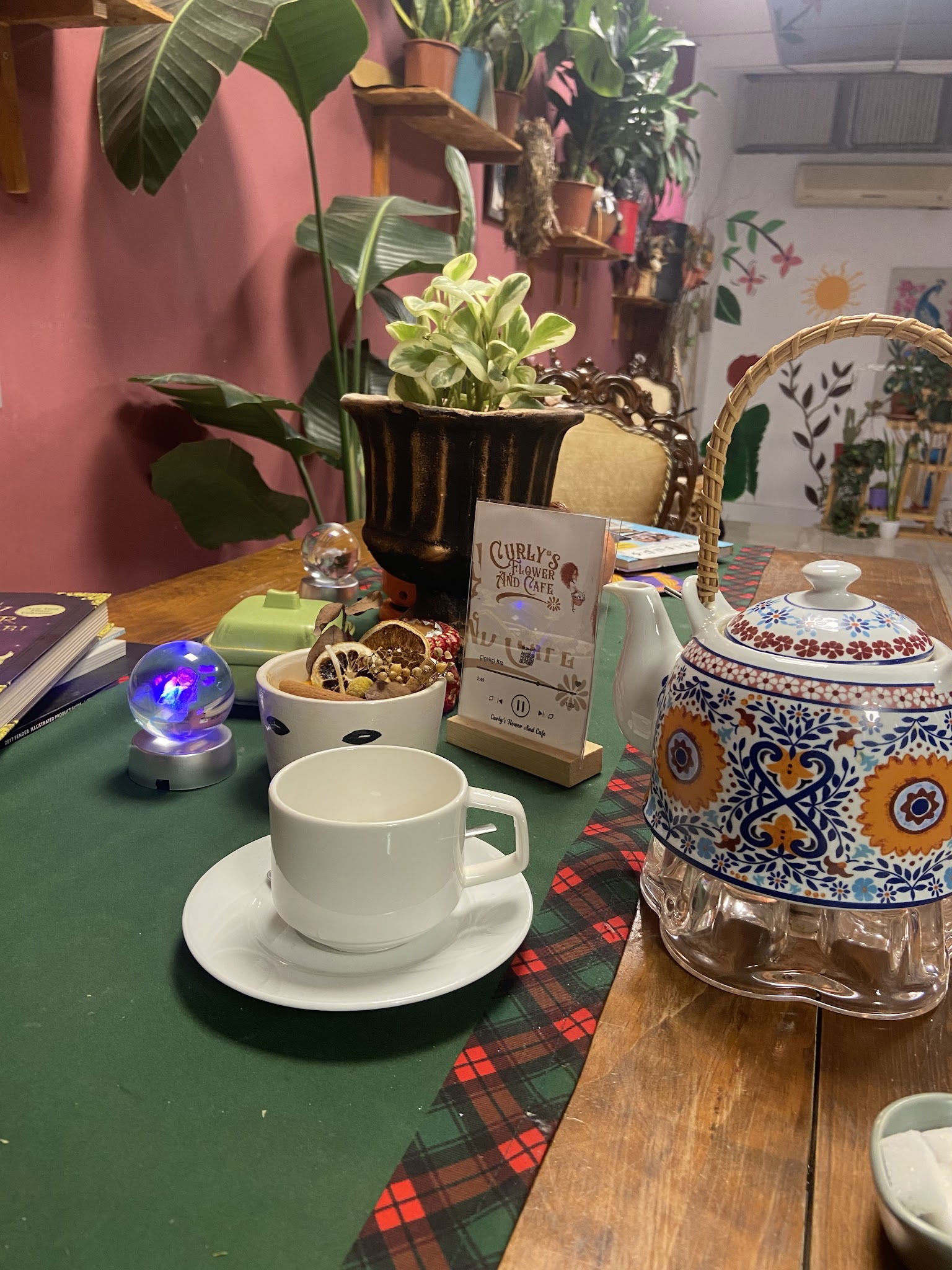 Curly’S Flower And Cafe