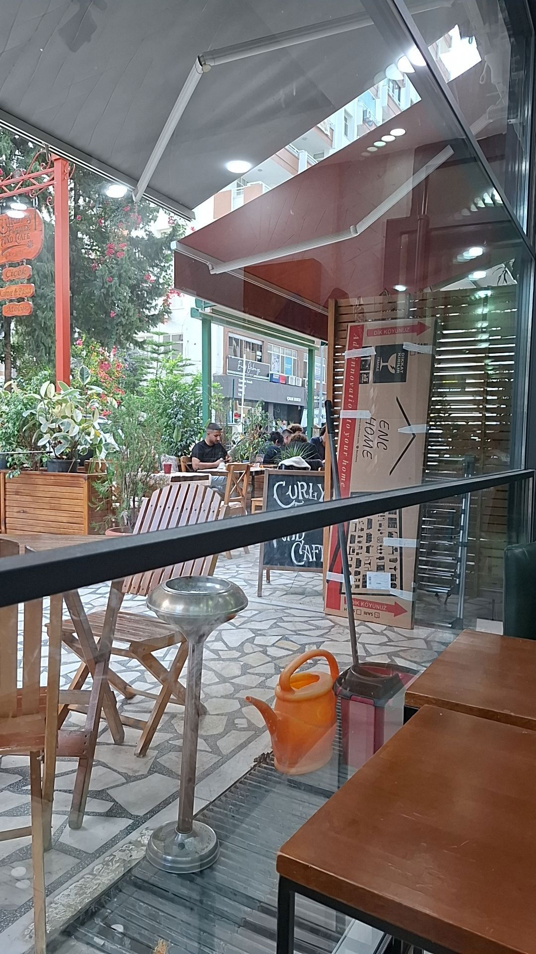 Curly’S Flower And Cafe