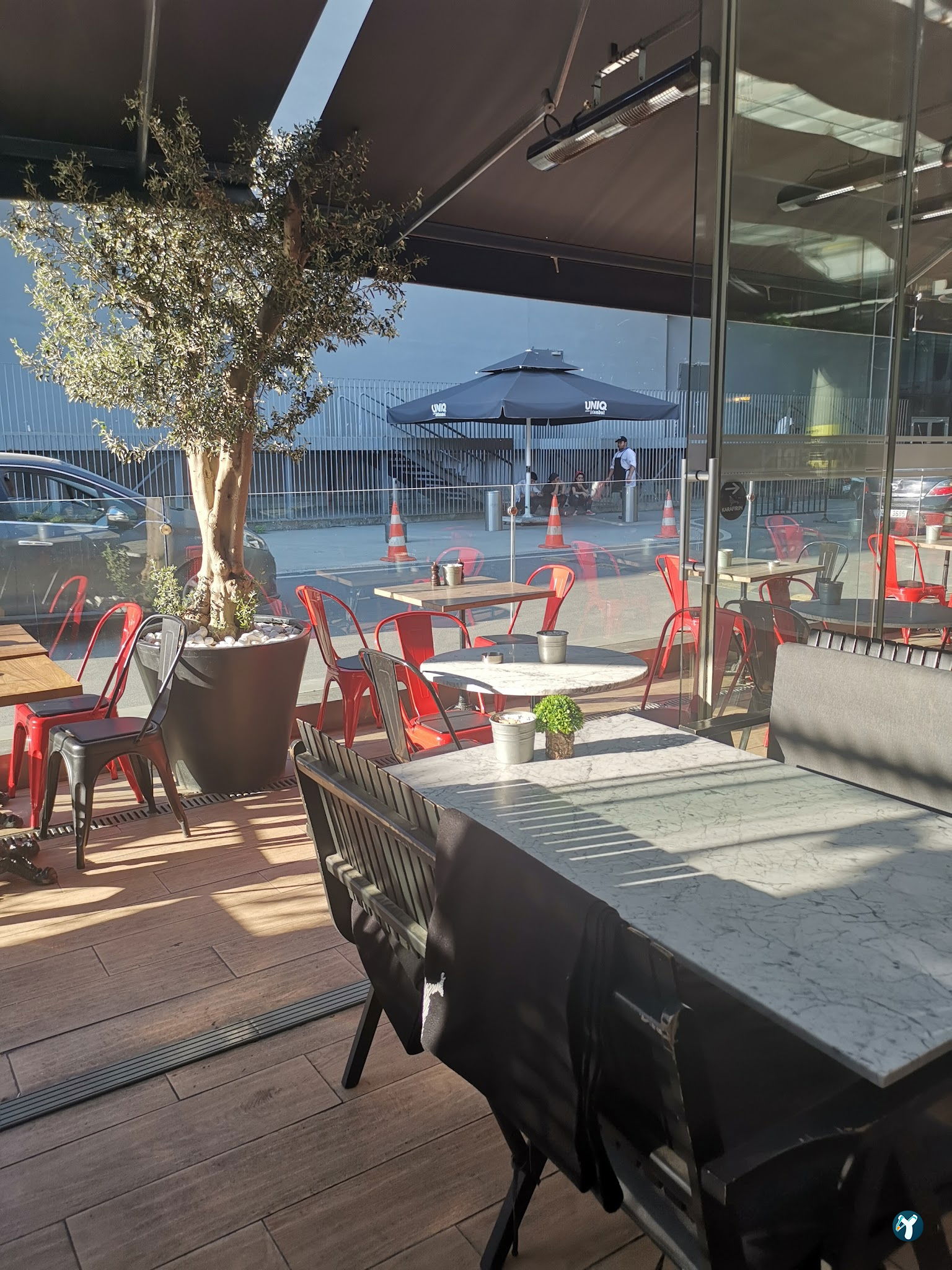 Kara Tren Cafe