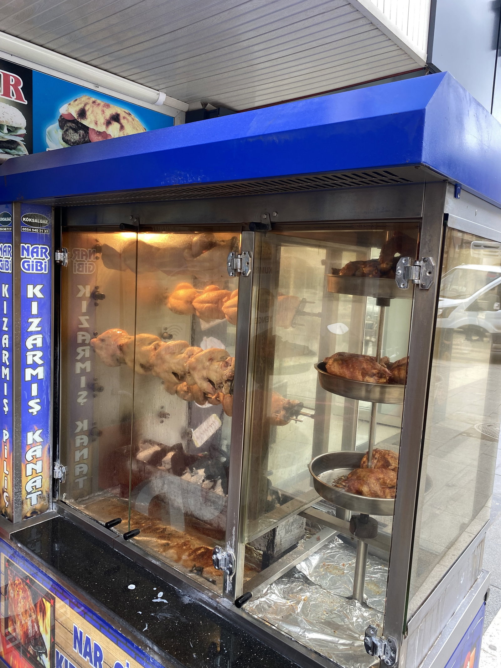 Özmen Tavuk & Şarküteri̇ Gölhi̇Sar