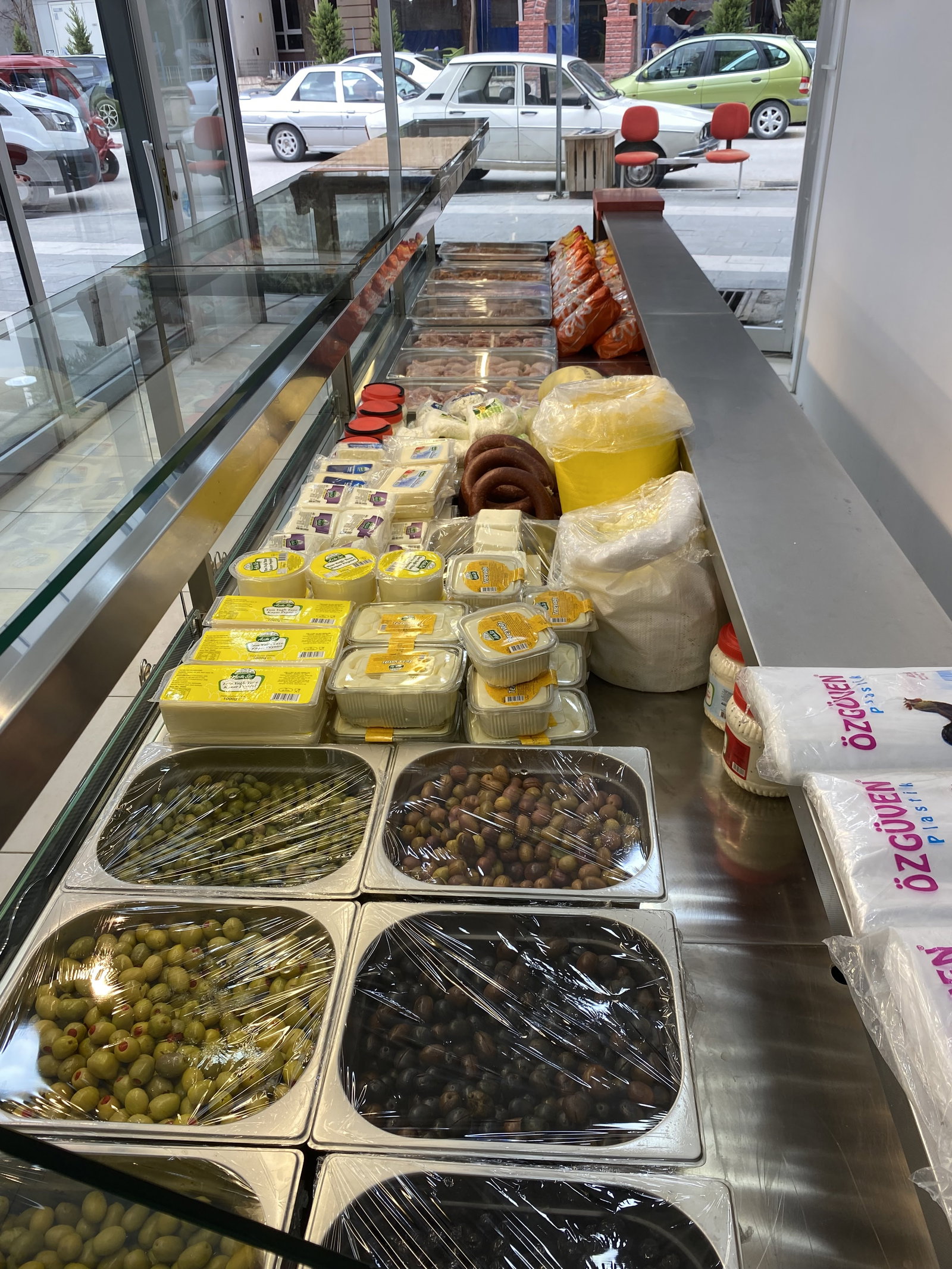 Özmen Tavuk & Şarküteri̇ Gölhi̇Sar