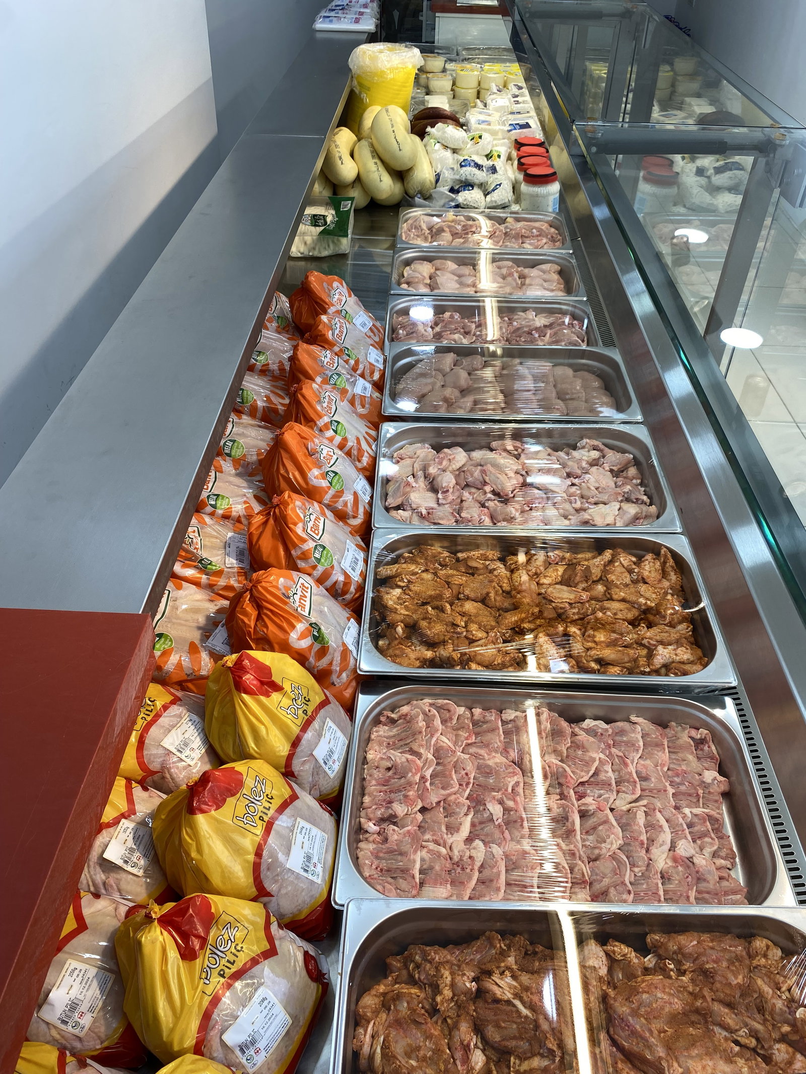 Özmen Tavuk & Şarküteri̇ Gölhi̇Sar