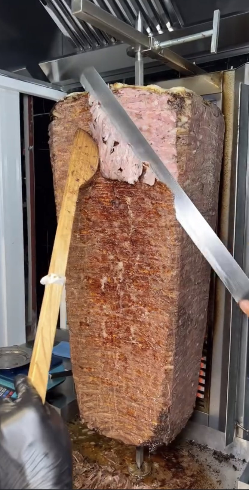 2 Ni̇San Gece Dönerci̇Si̇