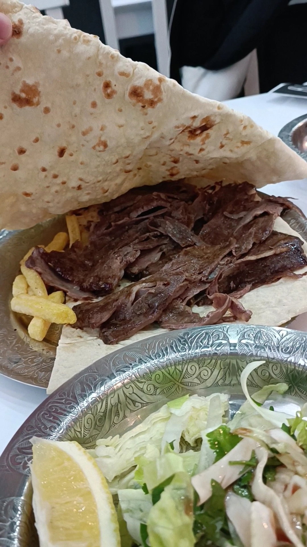 2 Ni̇San Gece Dönerci̇Si̇