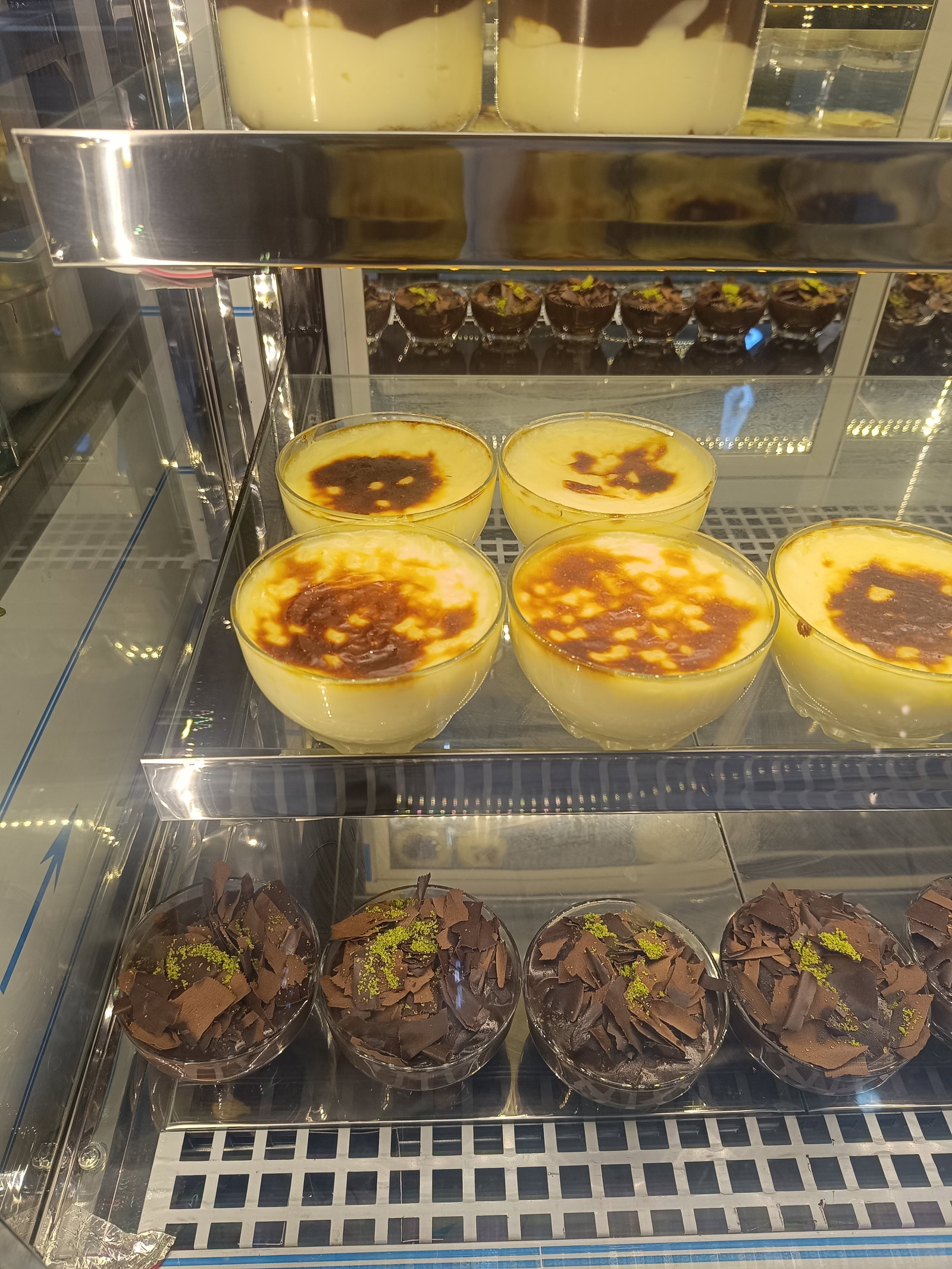 2 Ni̇San Gece Dönerci̇Si̇