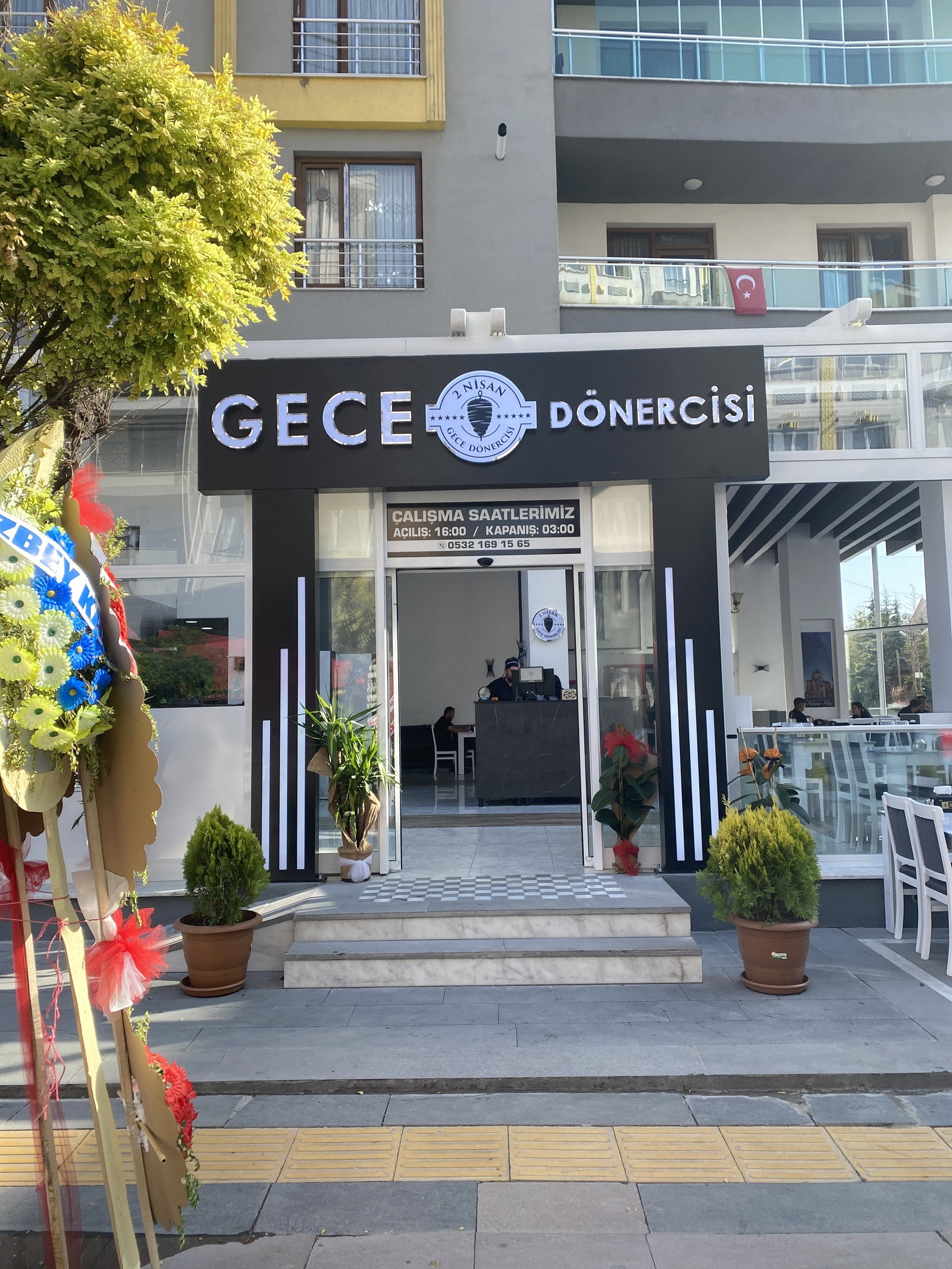 2 Ni̇San Gece Dönerci̇Si̇