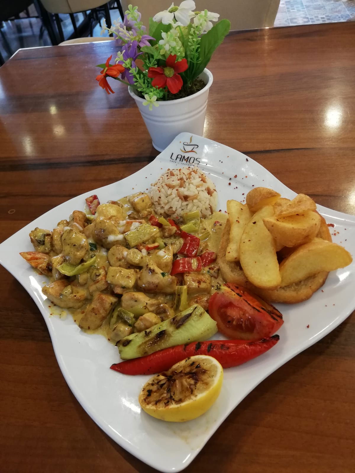 Lamos Cafe & Restaurant