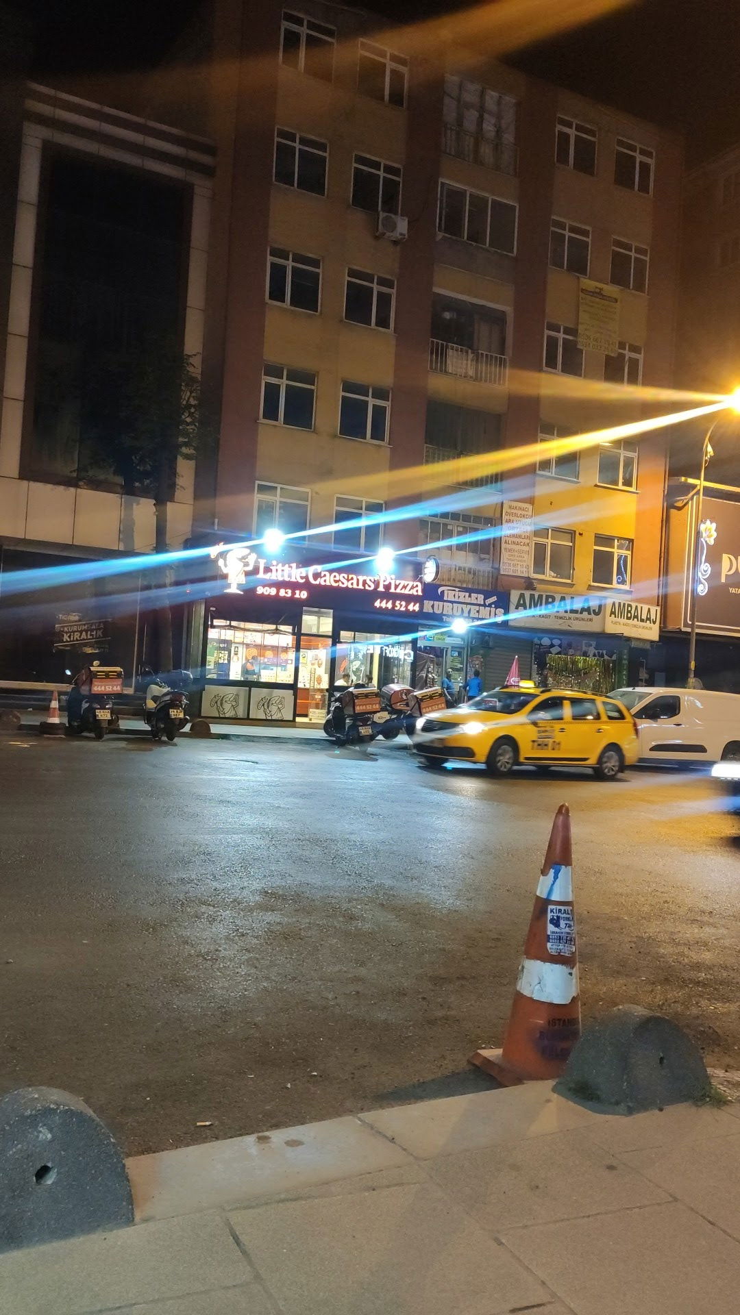 Little Caesars Sultanbeyli Şubesi