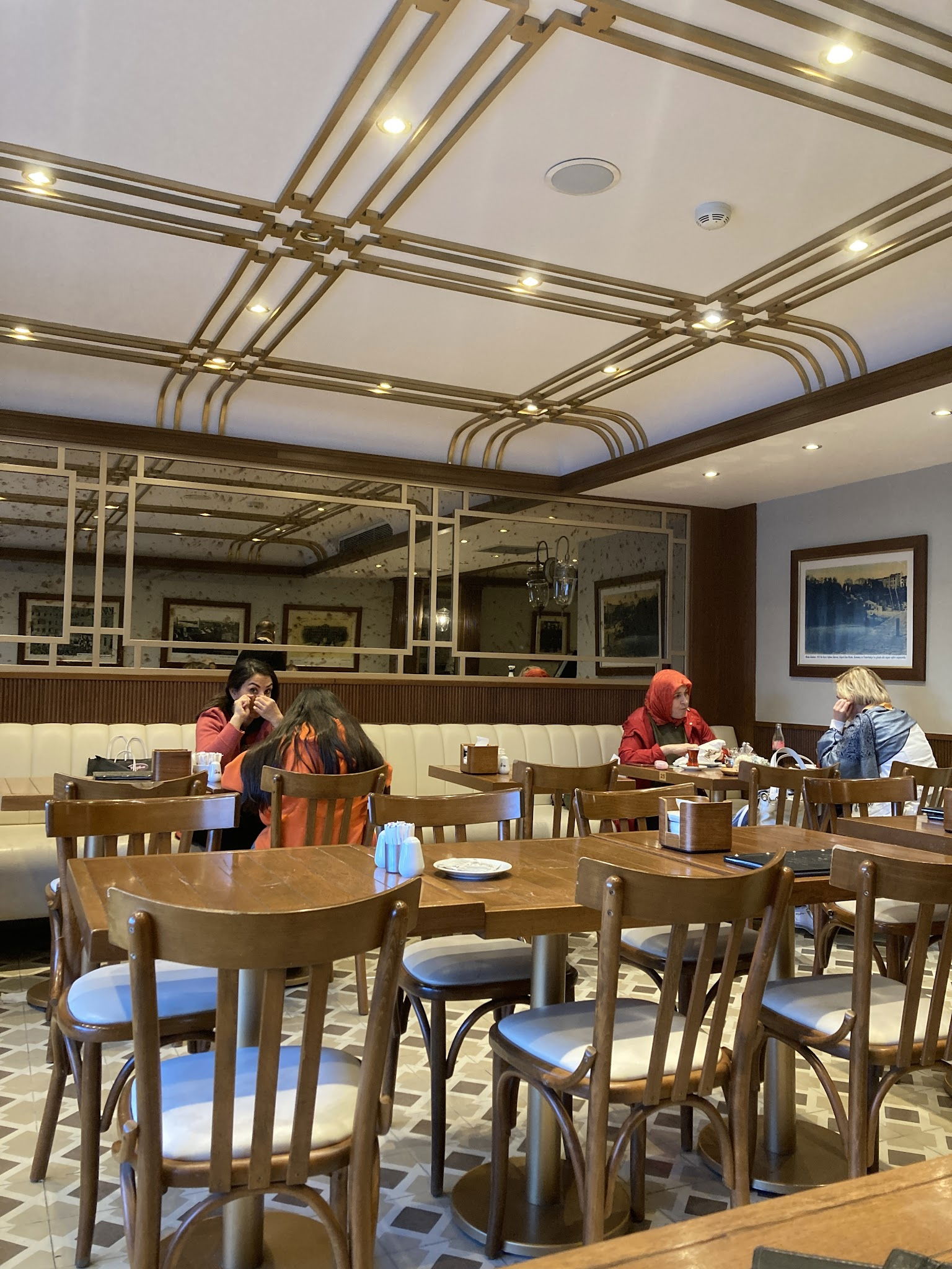 Kadıköy Saray Muhallebicileri