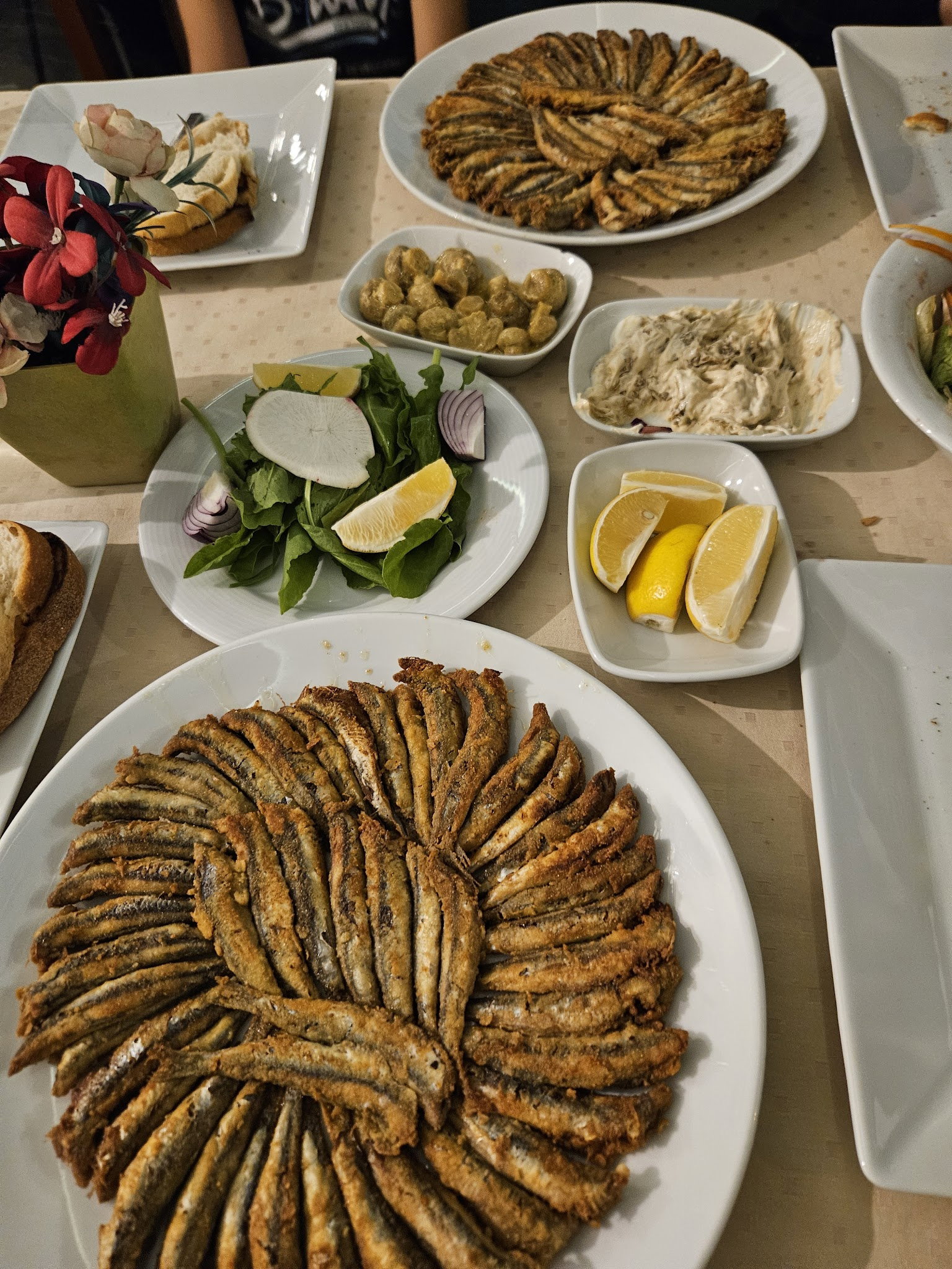 Kalabalık -Et -Balık Deniz Ürünleri Restoranı