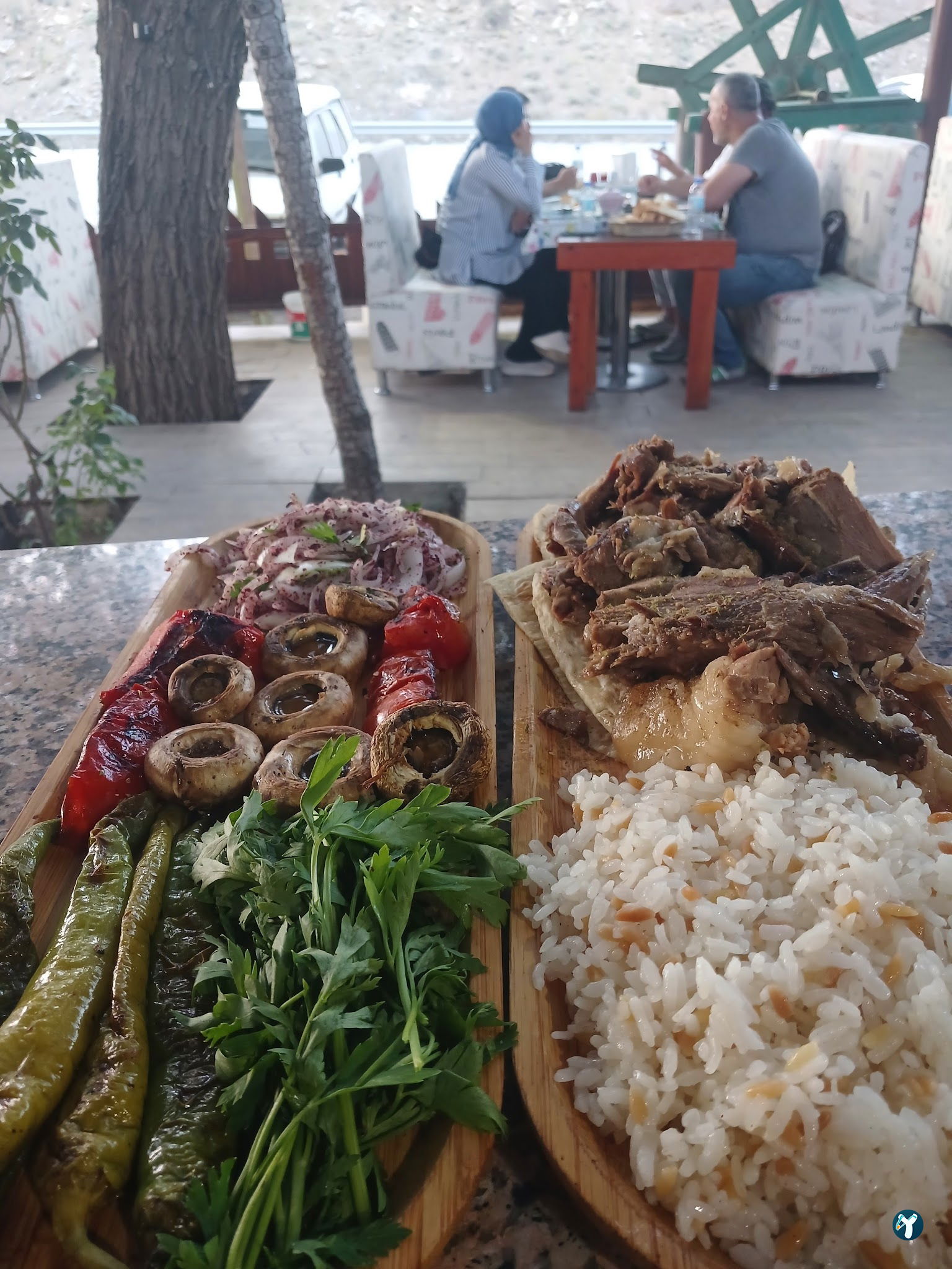 Yeşi̇l Vadi̇ Kuyu Kebap Ai̇le Restauranti