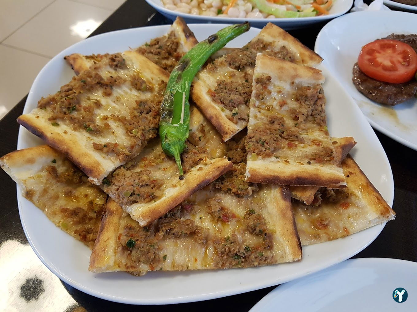 Kırmızı Beyaz Etli Ekmek Kebap Lahmacun