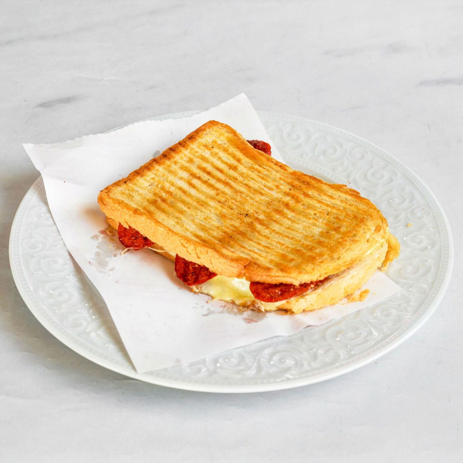 Kare Tost Ekmeğinde Sucuklu Kaşarlı Tost