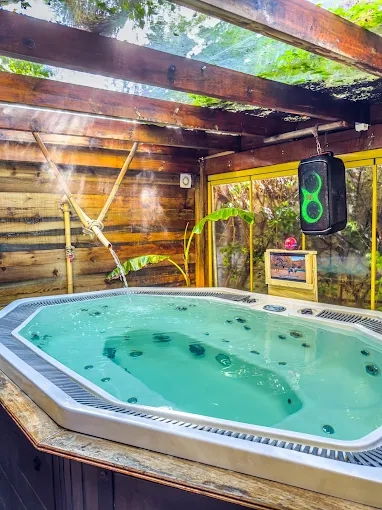 Banana Alaçatı Food & Stay