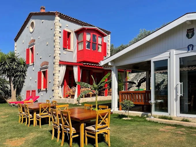 Banana Alaçatı Food & Stay