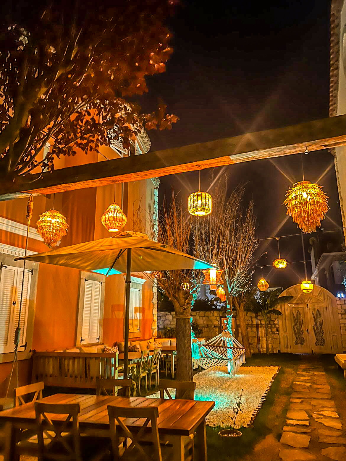 Banana Alaçatı Food & Stay