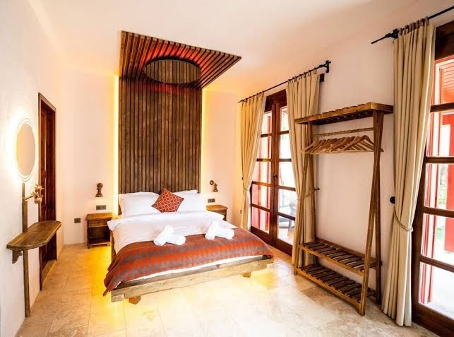 Banana Alaçatı Food & Stay