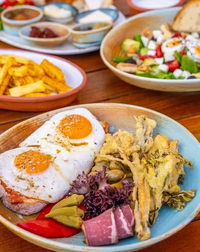 Banana Alaçatı Food & Stay