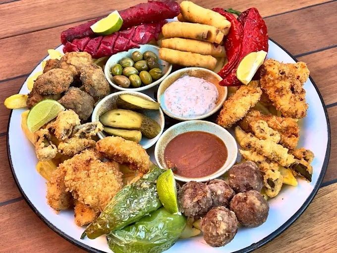 Banana Alaçatı Food & Stay