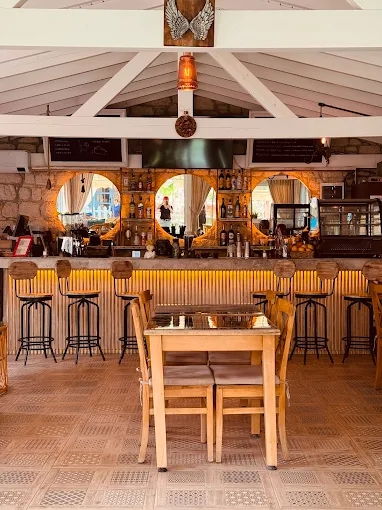 Banana Alaçatı Food & Stay