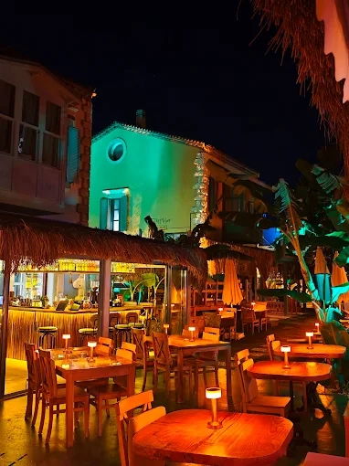 Banana Alaçatı Food & Stay