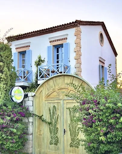 Banana Alaçatı Food & Stay