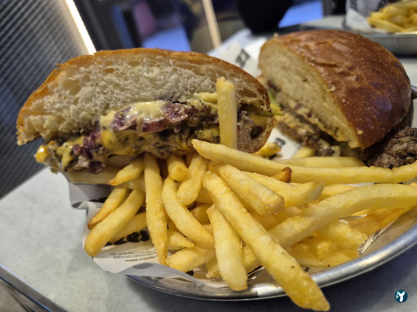 Razz Burger