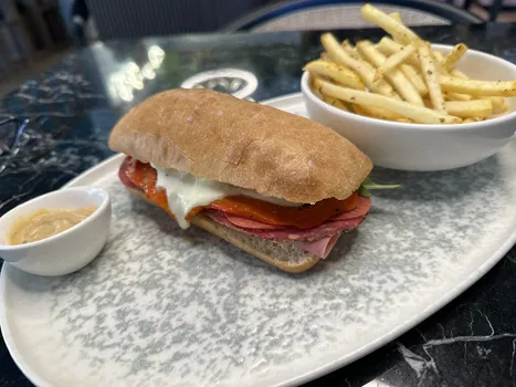 Crown Cafe & Restaurant resimleri