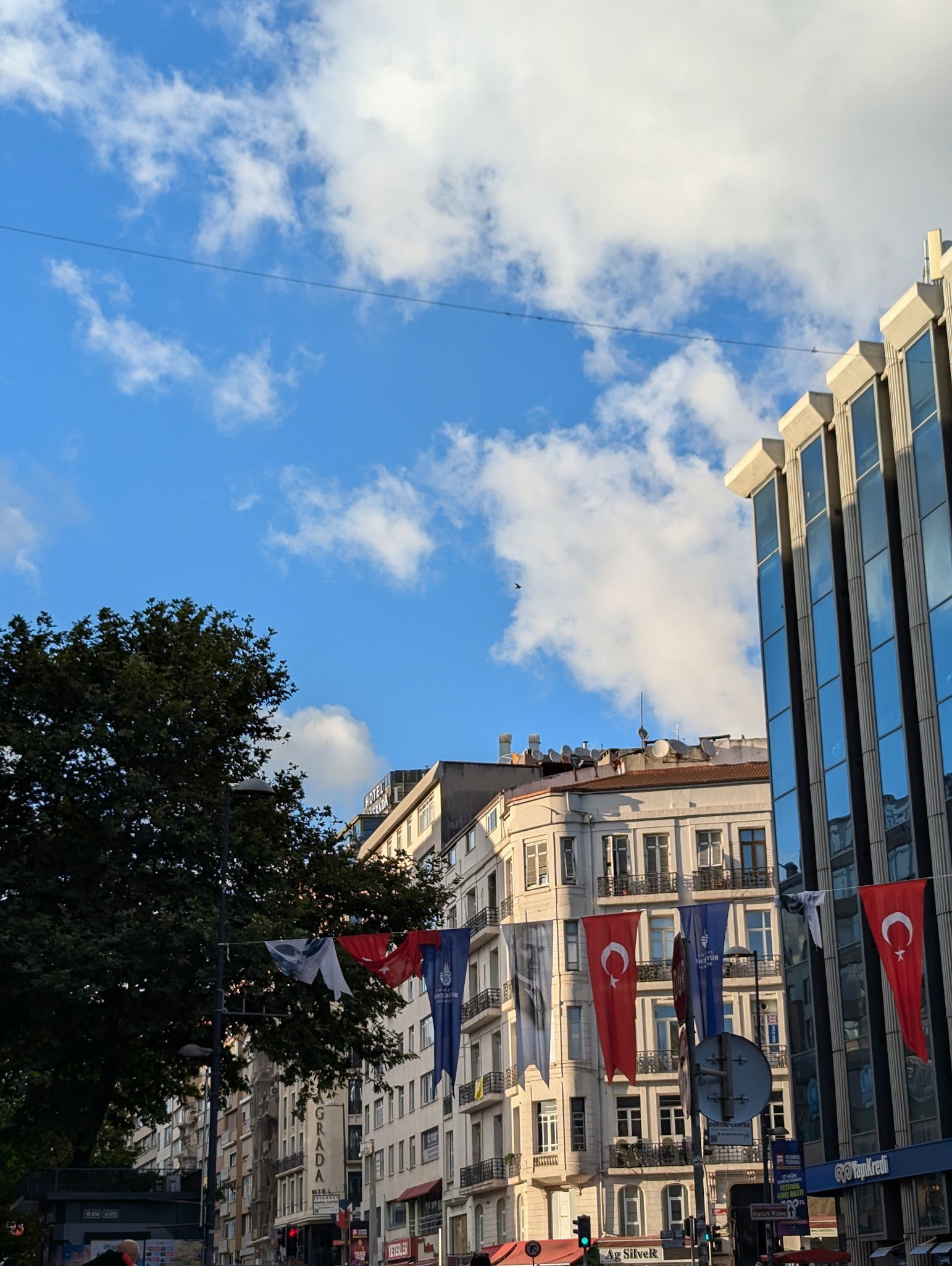 Mono Cafe & Brasserie