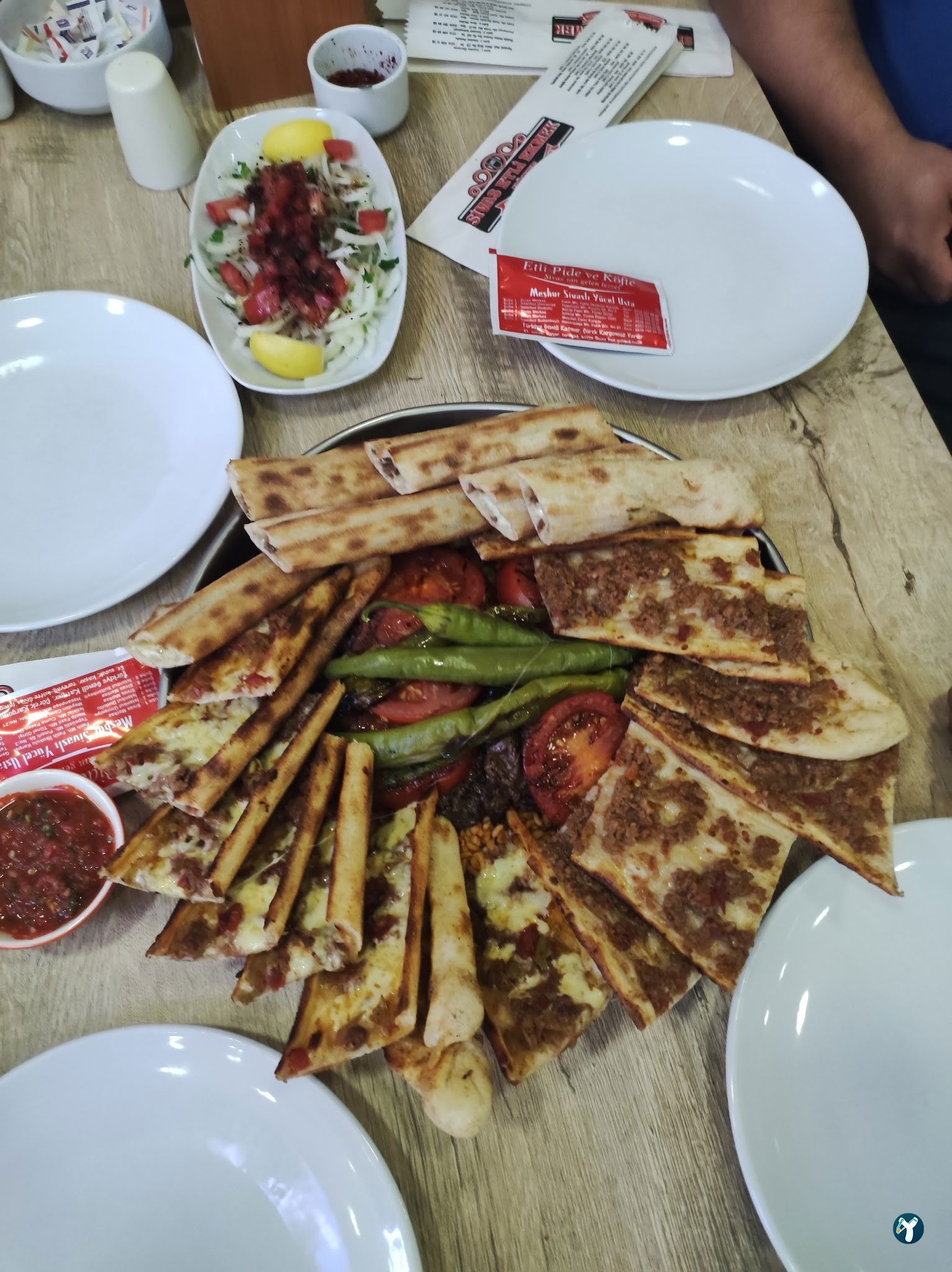 Sivas Lı Yücel Usta Etli Pide Ve Köfte
