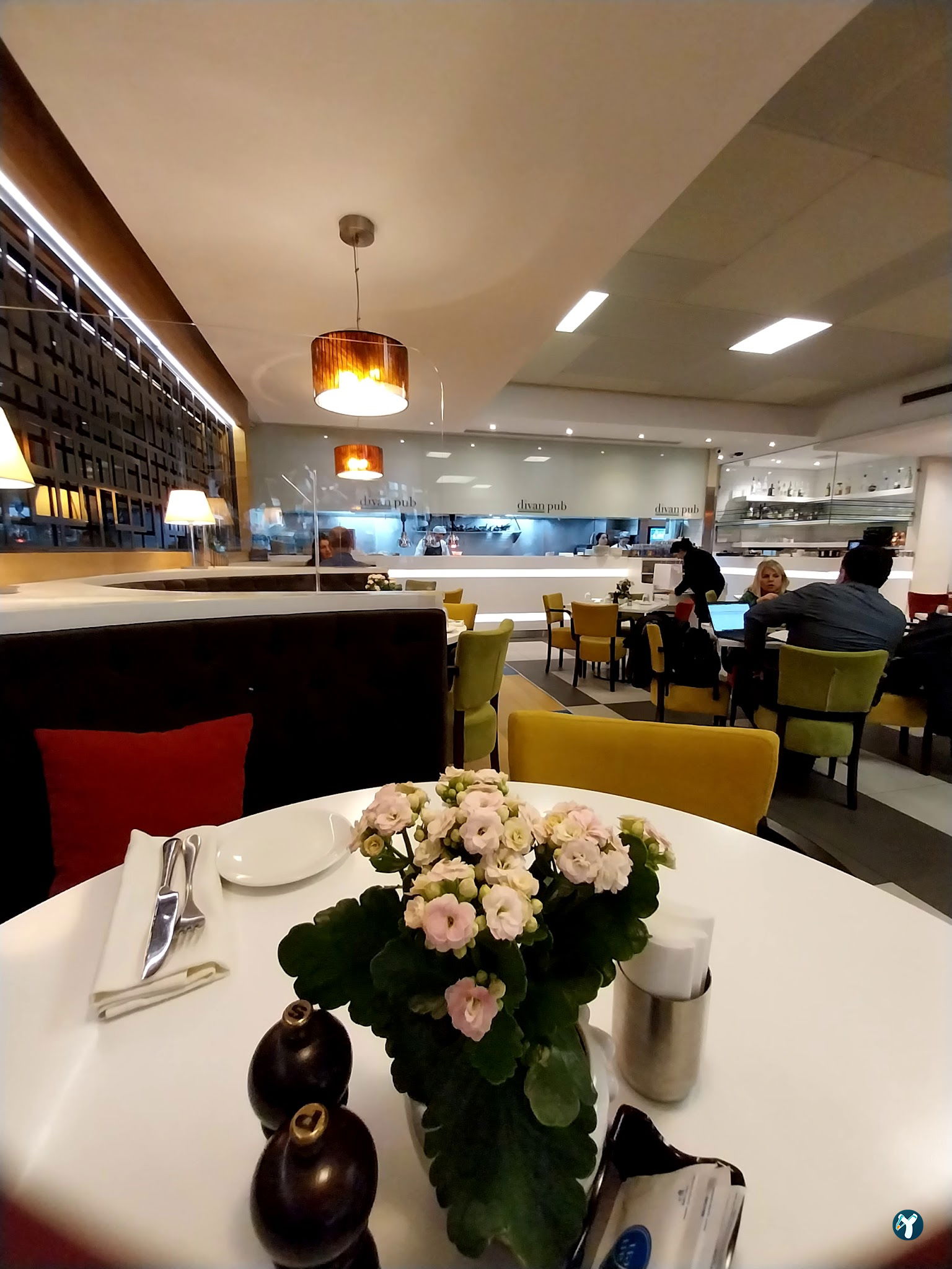 Divan Pub