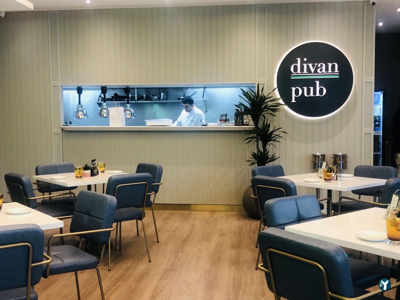 Divan Pub