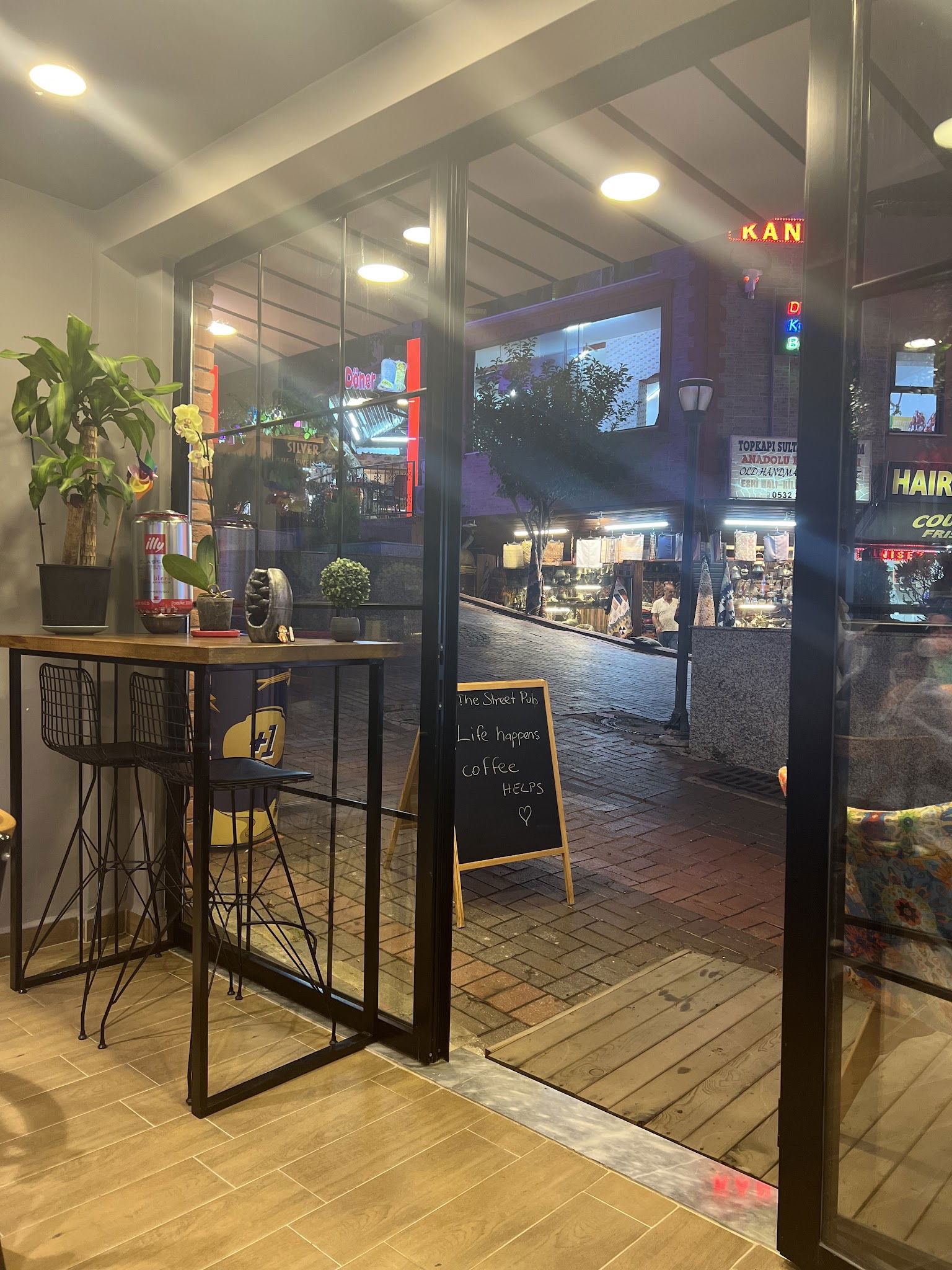 The Street Cafe & Pub (Sisters)